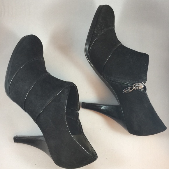 Tahari // Suede Boot, Size 8.5 - Picture 5 of 8